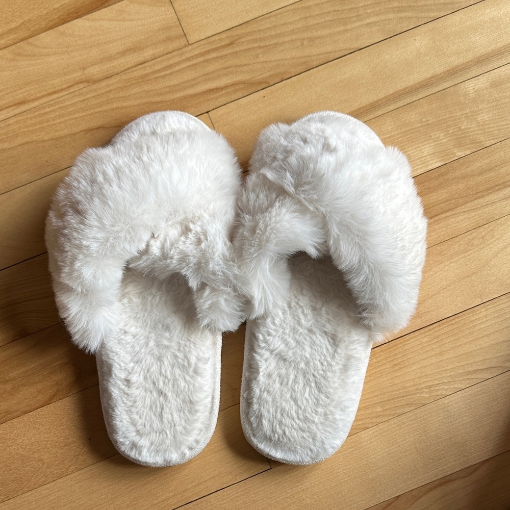 Cozy White Faux Fur Women's Slippers